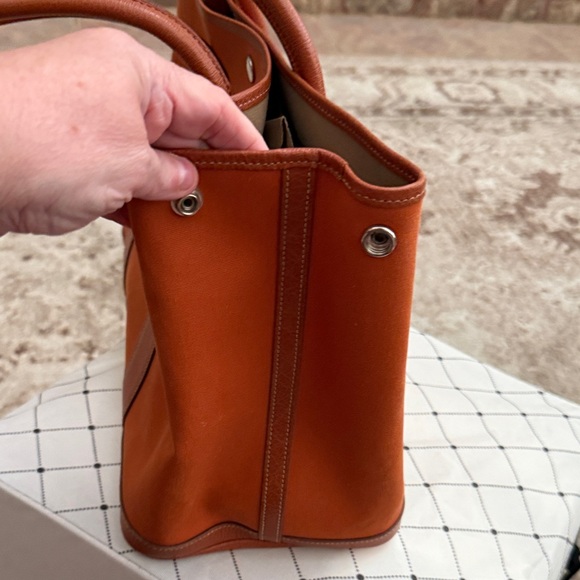Pre owned Hermes Orange Garden Party MM tote with Hermes silk twilly - Picture 8 of 16